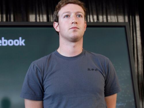 Zuckerberg cambia idea su Facebook e le bufale online