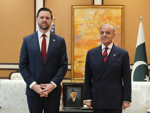 Usa-Iran, Vance lascia Islamabad a mani vuote dopo 21 ore di trattative: “Nessun accordo”