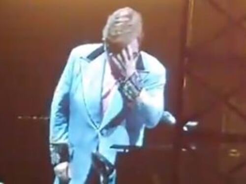 Elton John non riesce a cantare. Come piange e interrompe il concerto