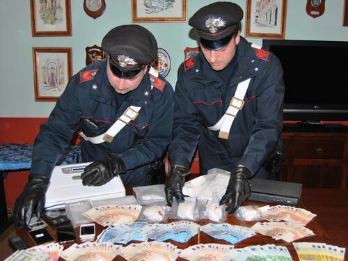 Blitz nell'enoteca: esplosivo e droga tra i vini