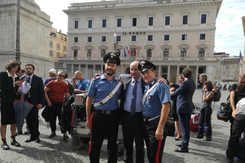 Ciak si gira, selfie e autografi con Antonio Albanese a piazza Colonna