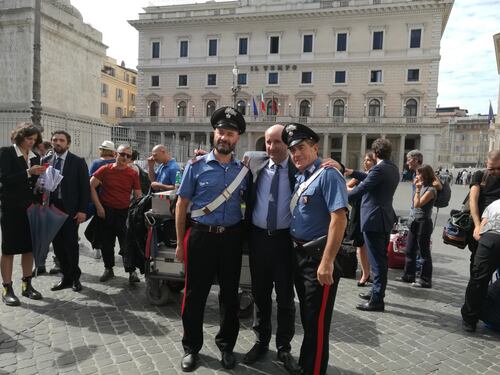 Ciak si gira, selfie e autografi con Antonio Albanese a piazza Colonna