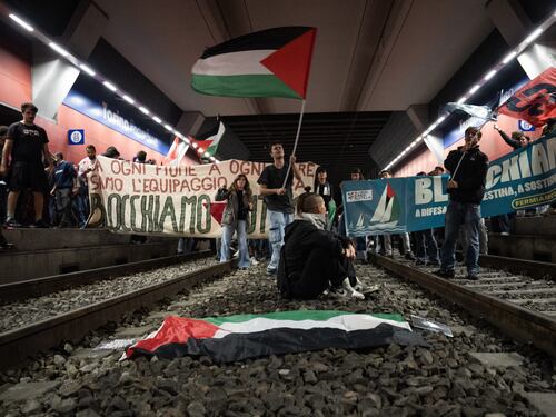 Torino, blitz contro gli antagonisti per il blocco dei treni. Resa dei conti dopo le proteste