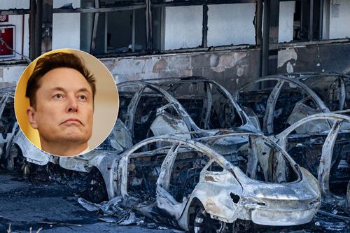 Tesla bruciate a Roma, l'incendio è doloso. Elon Musk: "È terrorismo"
