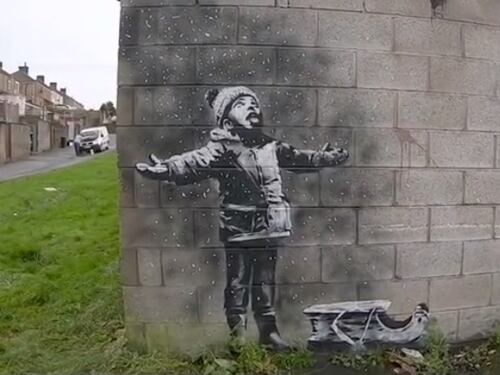 Il Natale di Banksy: il bimbo gioca con la neve ma la sorpresa (amara) è dietro l'angolo