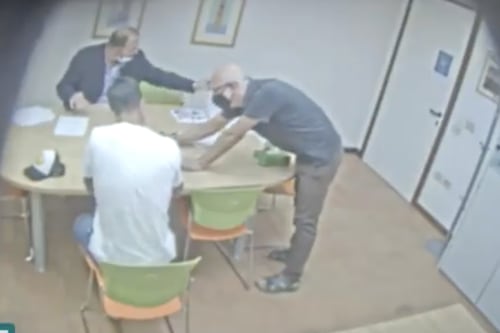 Cocomella e cinque hermano, le perle di Suarez all'esame farsa di italiano. Il video della telecamera nascosta