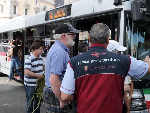 Manovra, multe fino a 200 euro per chi sale sull'autobus senza biglietto
