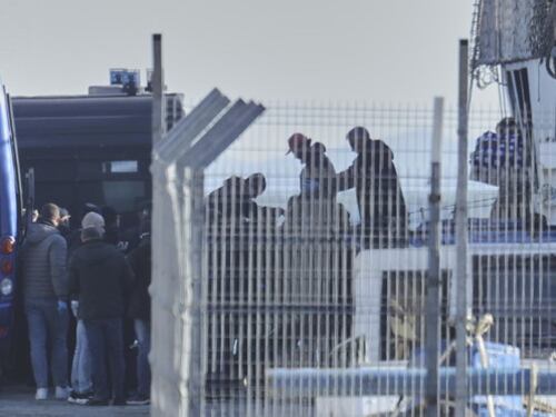 Albania, rivolta nel centro: i migranti rompono tutto. E la sinistra si indigna per le fascette...