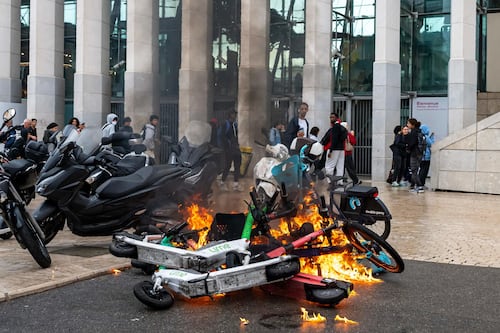 Francia, è un bollettino di guerra. Cento scuole devastate e 40 presidi feriti: “Paghino i genitori”