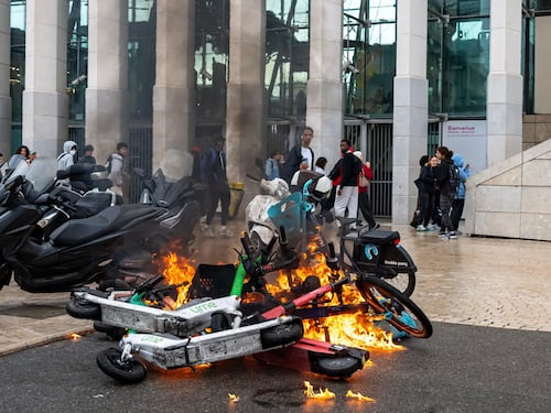 Francia, è un bollettino di guerra. Cento scuole devastate e 40 presidi feriti: “Paghino i genitori”