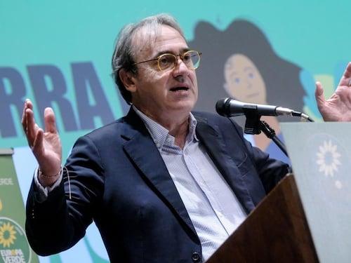 Treni, sceneggiata di Bonelli: "Esposto contro Salvini". La Lega: "Pensi a Salis e ai Soumahoro"