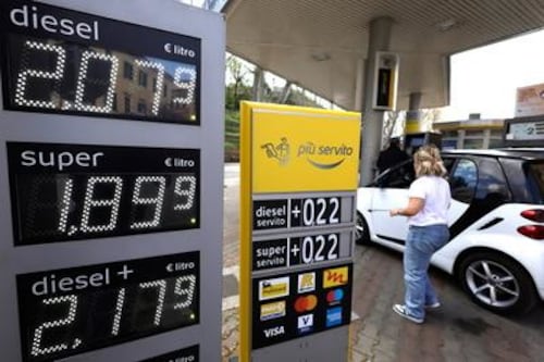 Iran, l'avvertimento della Shell: "Se la guerra continua carenza carburanti già entro aprile"