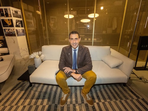 Vannacci, “persona pericolosa”. Facebook censura il post pro-generale