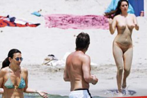 Tradito dal topless, Antonio Conte pizzicato sulla spiaggia di Ibiza