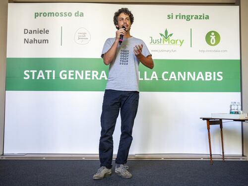Mattia Santori: "Il pesto come la cannabis". L'uscita della sardina finisce malissimo
