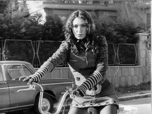Loredana Bertè e le ragazze del Socrate: "Quando avevo io la minigonna agli autisti cadeva l'occhio e tamponavano"