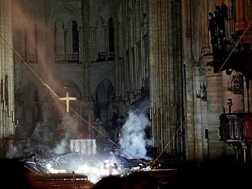 Notre Dame, incendio domato nella notte. Caccia alle responsabilità. E l'Isis festeggia