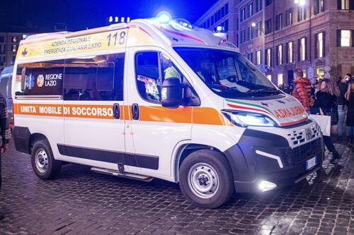 Roma, scontro nella notte: muore scooterista. Coinvolto mezzo dell'esercito
