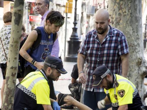 Furgone sulla folla a Barcellona, sangue e paura sulla Rambla