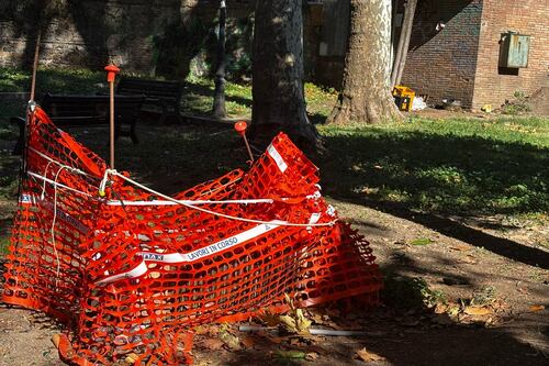 Trastevere, nel parchetto ex lavori in corso e rifiuti abbandonati #lafotodeilettori