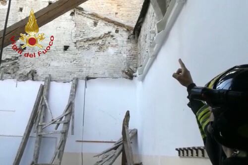 Fermo, il soffitto di una scuola crolla poco prima delle lezioni
