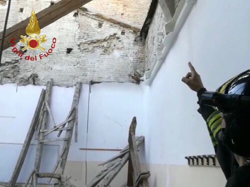 Fermo, il soffitto di una scuola crolla poco prima delle lezioni