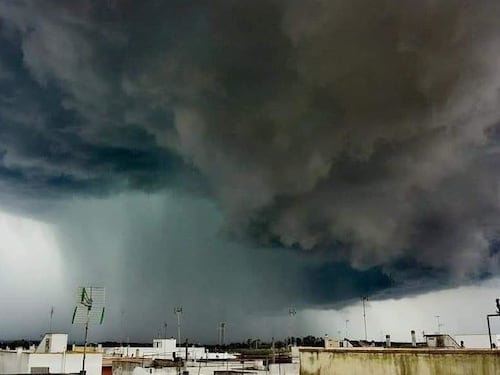 Il Maltempo travolge la Toscana, incredibile tromba d'aria a Marina di Massa
