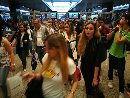 Black-out a Termini: monitor spenti, treni fermi e passeggeri bloccati