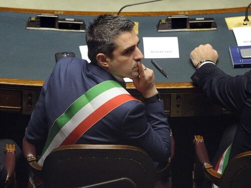 Il ribelle Pizzarotti sfida Grillo: "Mi ricandido sindaco di Parma"