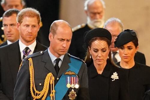 Kate e la foto ritoccata, gelo di Harry e Meghan: "Annientati", veleni e smentite