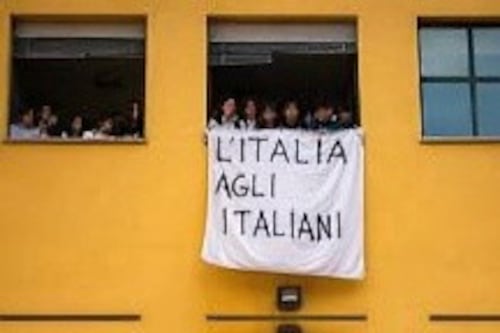 Cesena, lo striscione "Italia agli italiani" non piace alla sinistra del "pensiero unico"