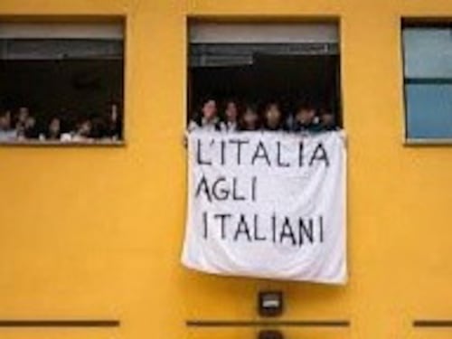 Cesena, lo striscione "Italia agli italiani" non piace alla sinistra del "pensiero unico"