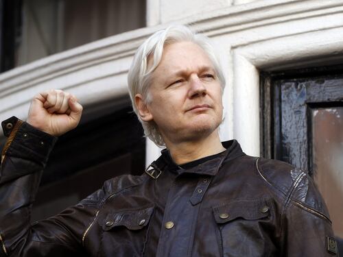 Diego Fusaro si scaglia contro l’estradizione di Julian Assange: la fiaba sugli Usa e la libertà