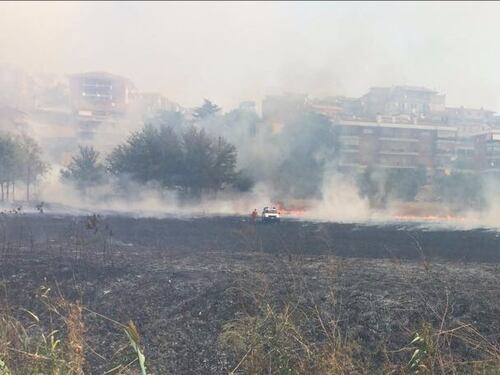 Roma, fiamme a Prima Porta: evacuato supermercato per paura di esplosioni
