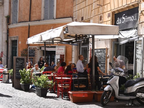 Beffa per bar e ristoranti: a Roma niente proroga delle pedane. I dehors restano solo fino a giugno