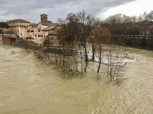 Tevere, le foto del fiume che spaventano Roma: rischio esondazione