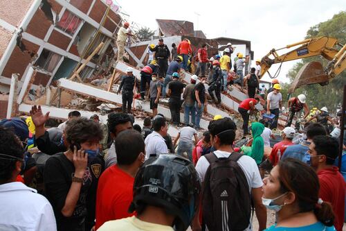 Messico devastato dal terremoto: 248 morti. Strage di bambini nella scuola crollata