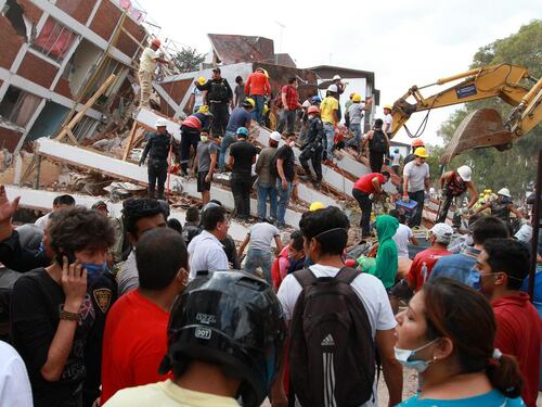 Messico devastato dal terremoto: 248 morti. Strage di bambini nella scuola crollata