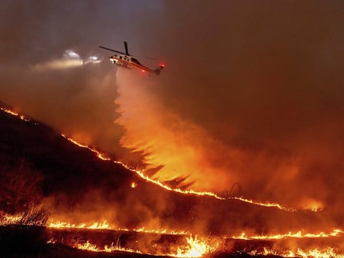Los Angeles in fiamme, sciacalli travestiti da vigili del fuoco in azione