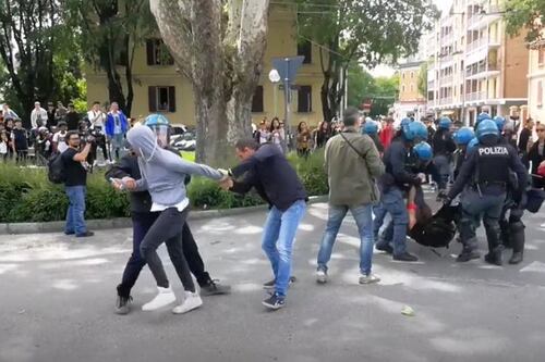 In Emilia sassi e cori contro Salvini. Il vicepremier: "Fatevi meno canne"