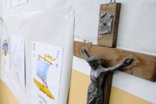 Via dalle aule le immagini della Madonna e del Papa. In una scuola di Palermo è vietato pregare