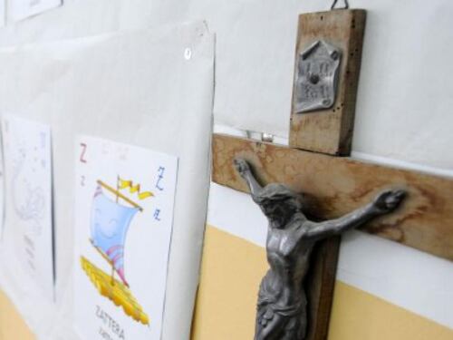 Via dalle aule le immagini della Madonna e del Papa. In una scuola di Palermo è vietato pregare