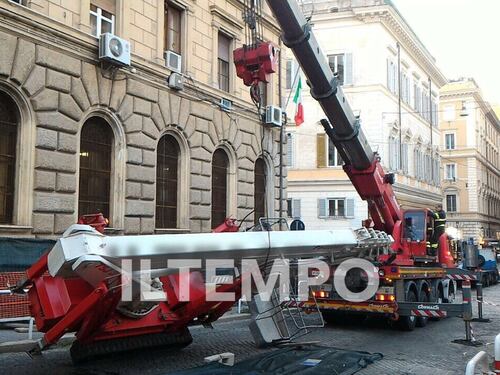 La gru precipita dal camion, panico in via Genova