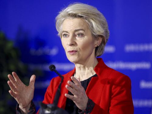 Meloni-von der Leyen, l'accordo sui migranti manda in tilt la sinistra
