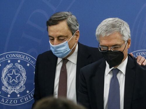 I partiti si riprendono la Manovra. Per ora Mario Draghi si sfila e resta alla finestra