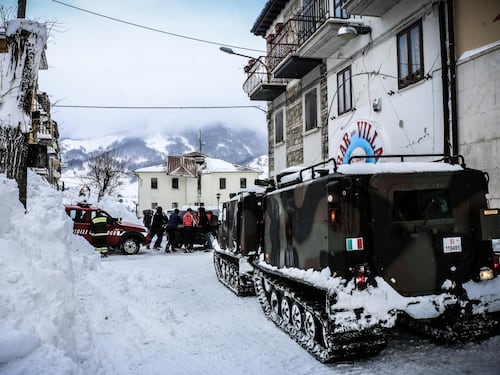 Terremoto, migliaia al buio e allarme valanghe: popolazioni in ginocchio