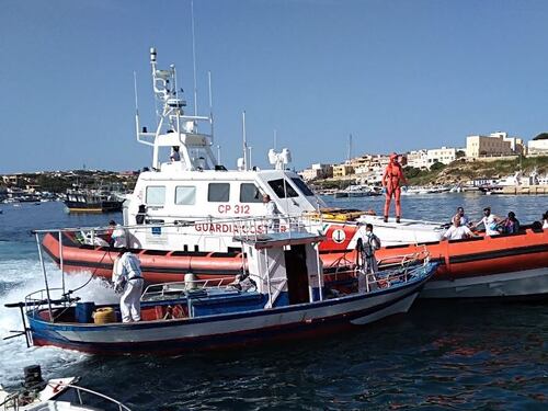 Non si fermano gli sbarchi dei migranti. Anche una bambina in porto a Lampedusa