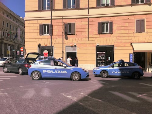 Sfondano la vetrina con un sampietrino e assaltano il negozio