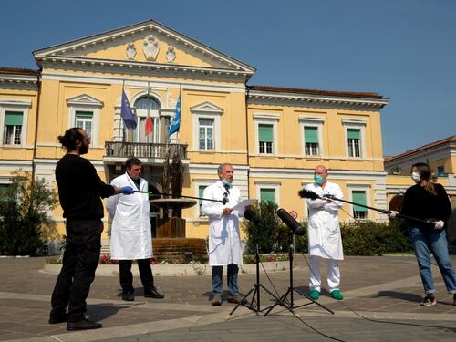 Migliora poliziotto contagiato insieme al figlio