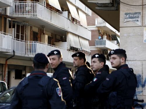 Gli agenti in via Forni sgomberano la casa di Silvano Spada